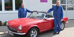 Nunzio und Franco Galvagno mit Oldtimer